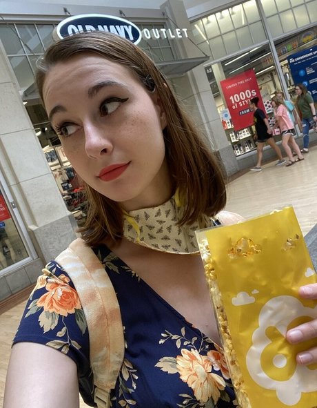 blissfulellie model beautiful img