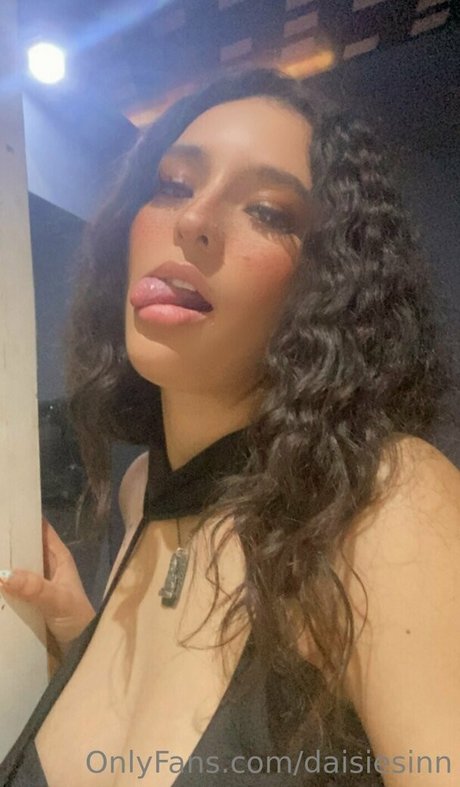 daisiesinn nude model photos