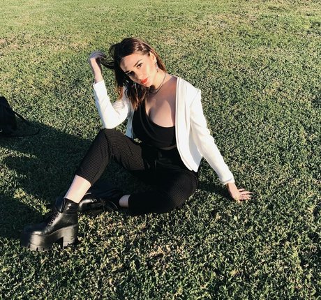 Delfi Peralta model top img