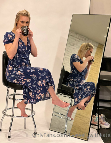 livewell withkate model top image