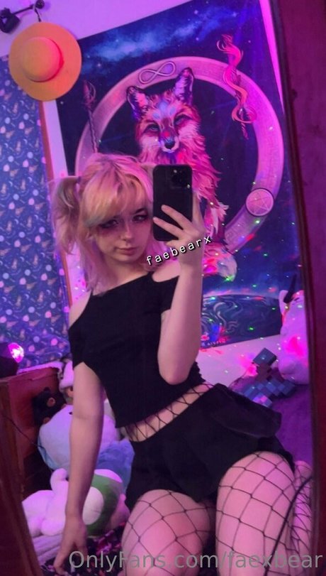 faexbear nude model picture