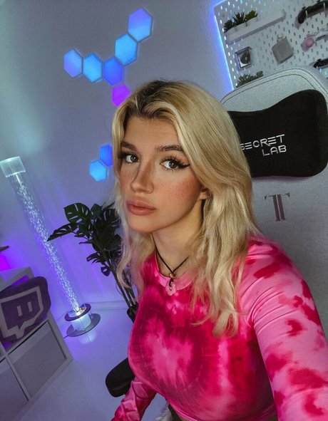 Kunshikitty exclusive pornstar photo