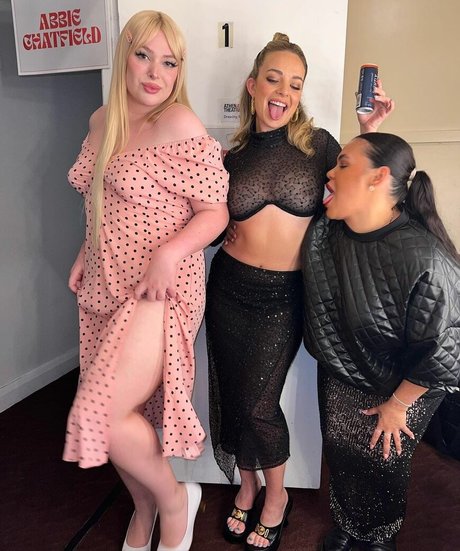 Abbie Chatfield model naked img