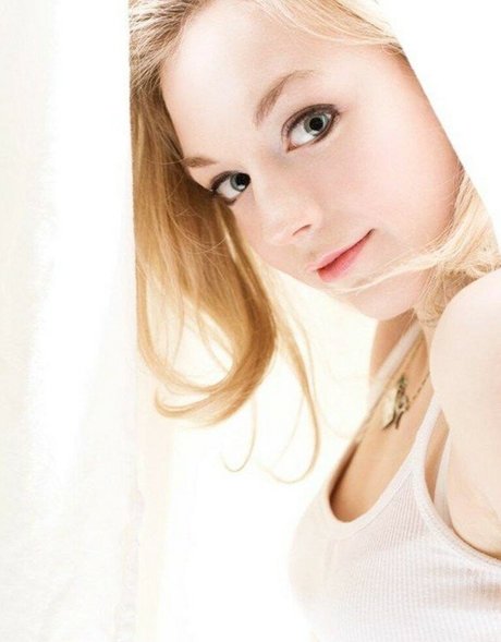 Emily Kinney actress image