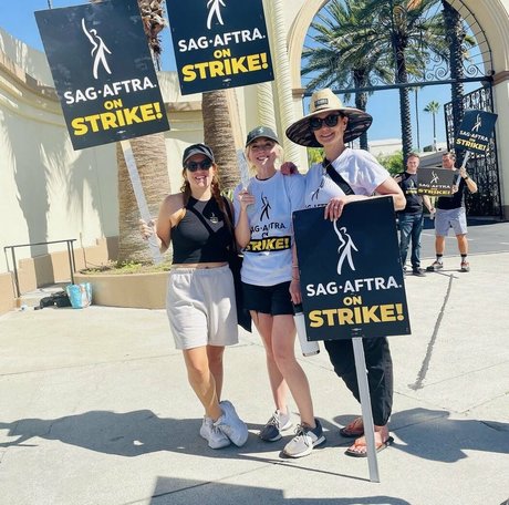 Emily Kinney model art picture