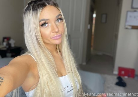 sadmachinethot naked model pic