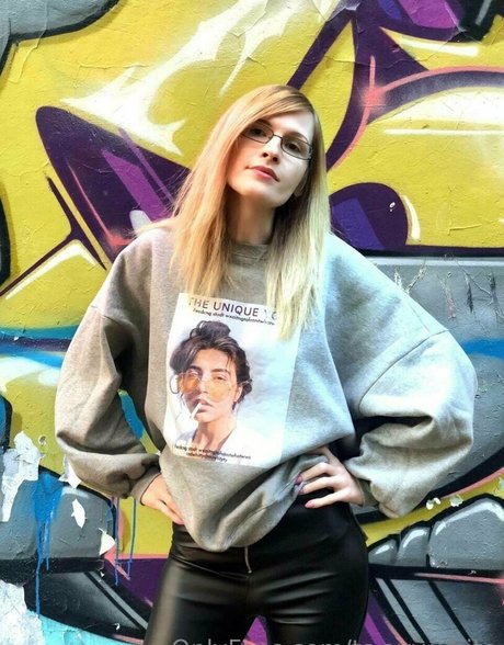 ts avy white model erotic images