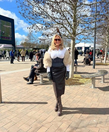 brunette wife onlyfans sexy nude photo