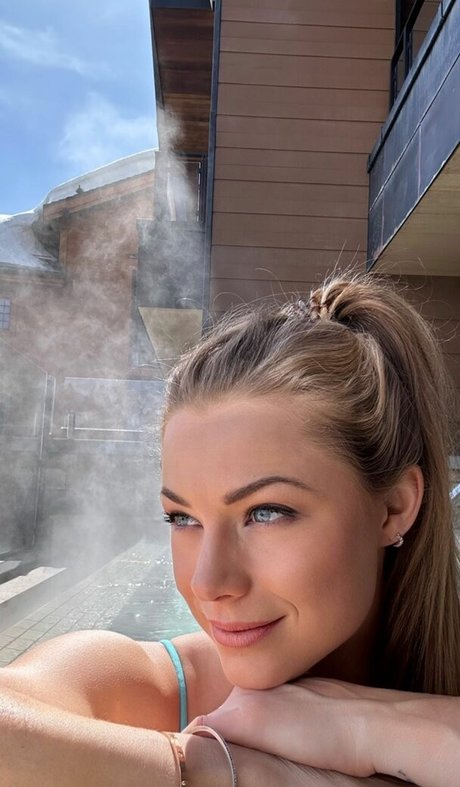 Nikki Leigh model adult img