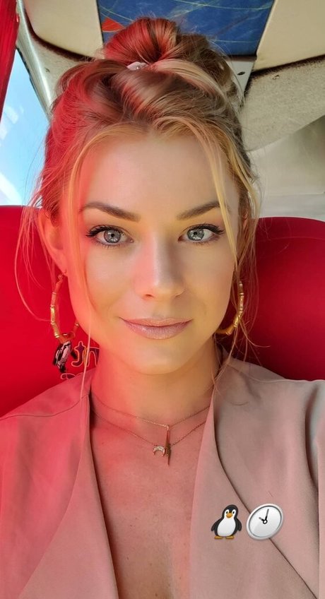 Nikki Leigh naked pornstar pics