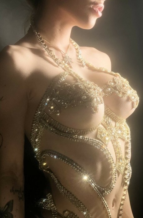 nusi quero star erotic images