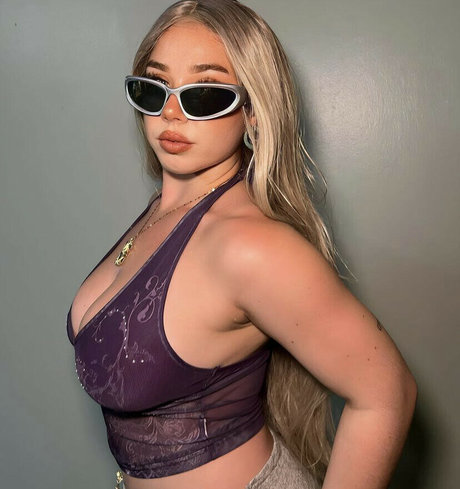 Luvmesumfuego art model photo