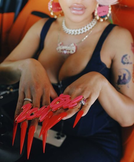 Saweetie star hot picture