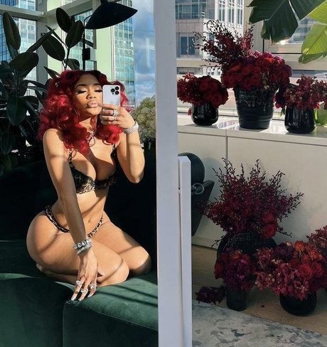 Saweetie star top img