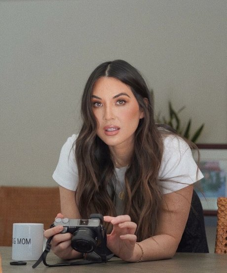 Olivia Munn hot actress image