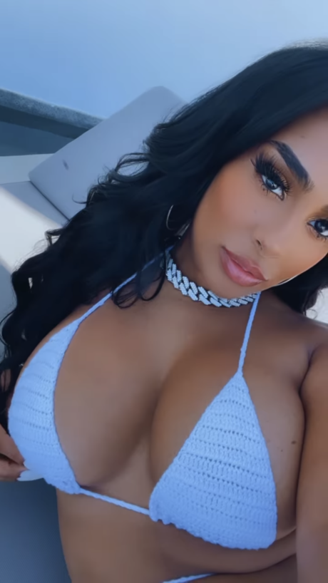 Ayisha Diaz model pretty pics