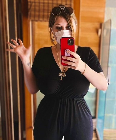 Demondice Karen pretty model pics