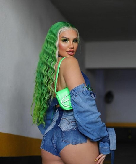 Vivi Wanderley top star gallery