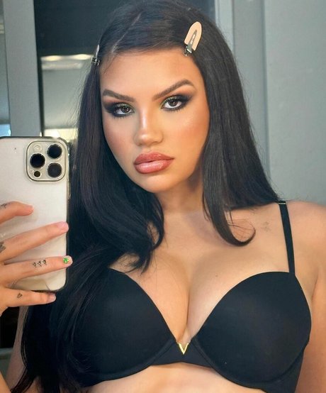 Vivi Wanderley naked model photos