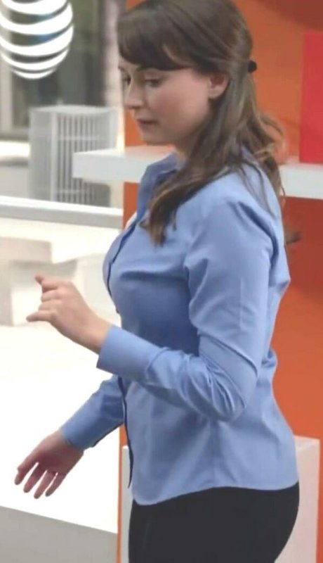Milana Vayntrub model image