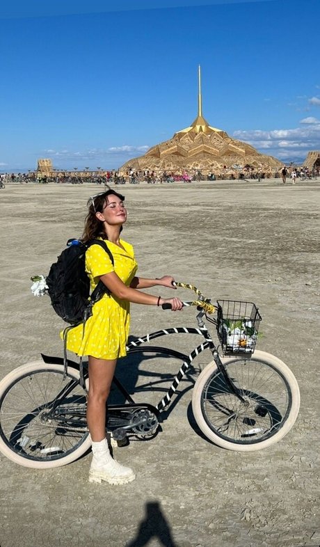 Milana Vayntrub star pretty photo