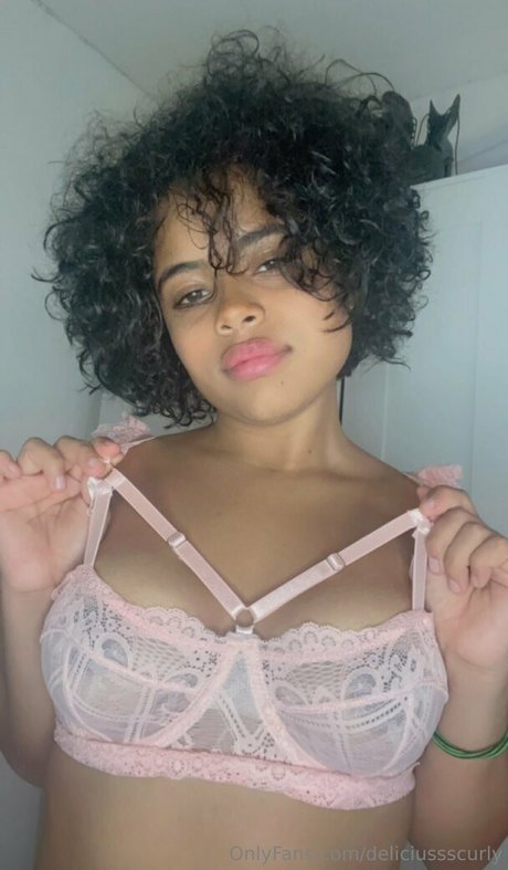 deliciussscurly naked model images