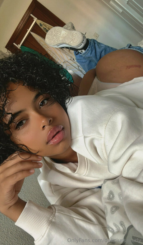 deliciussscurly hot model photo