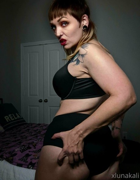 xlunakali nude model pictures