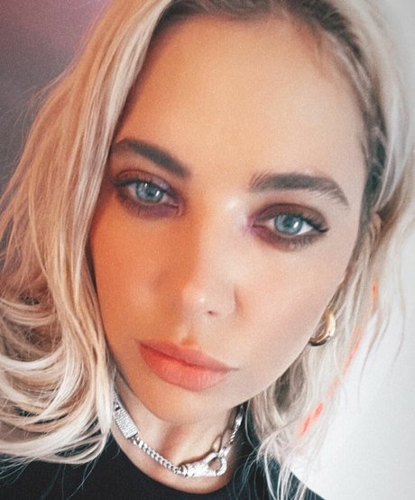 Ashley Benson hd star pic