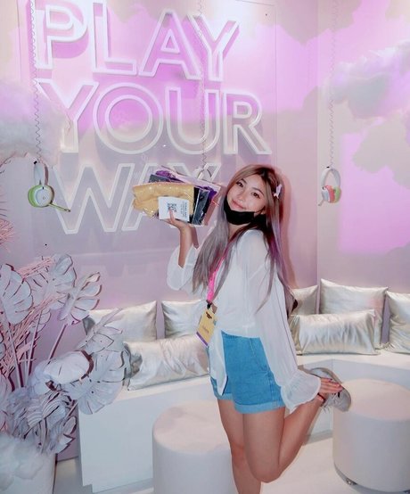 lily275 erotic model picture