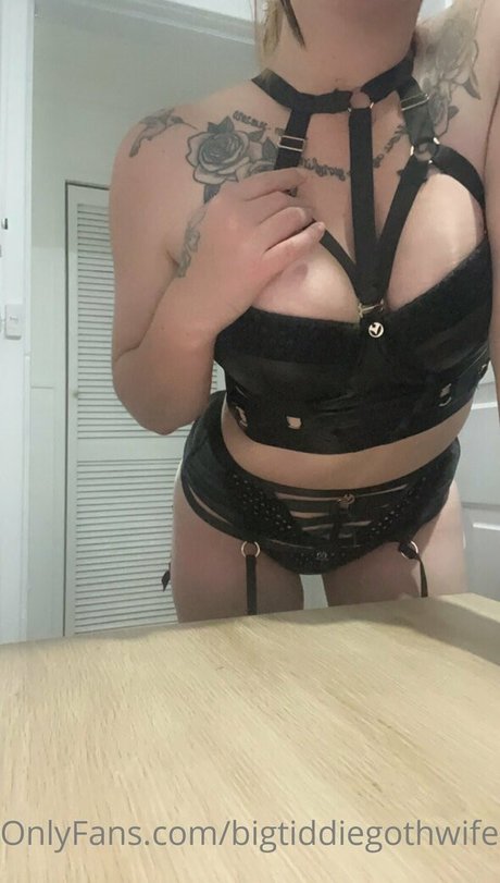 bigtiddiegothwife hd model photo