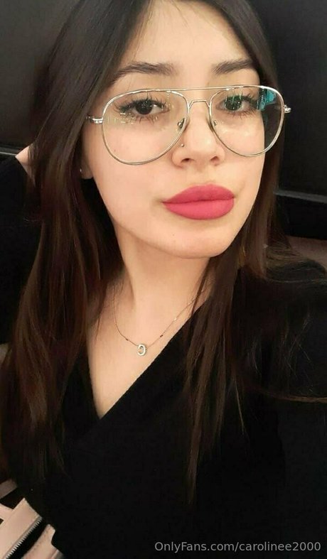 carolinee2000 exclusive model img