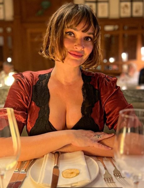 Gizzi Erskine model hd pics