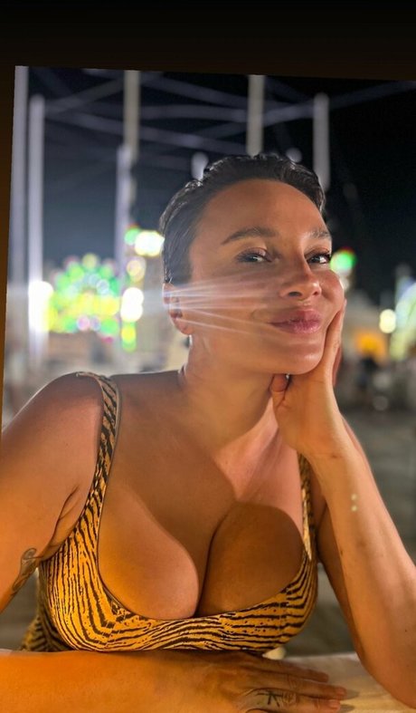 Gizzi Erskine star nice pic