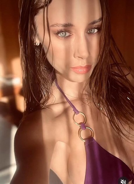 Una Healy star sexy pic