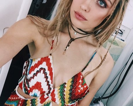 Wallis Day star naked pic