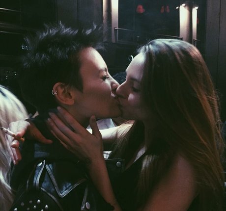 Wallis Day nice star photo