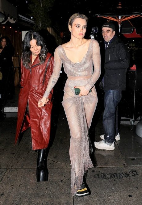 Wallis Day naked star photo