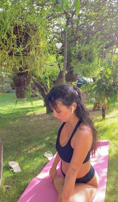 Khelvya erotic model image