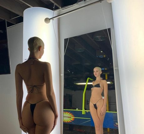 Daisy Delancey naked star image