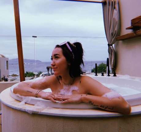Noah Cyrus pornstar adult img