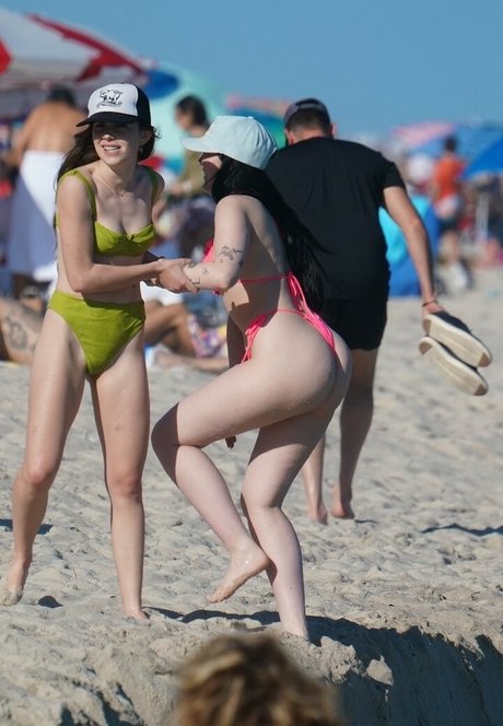 Noah Cyrus star erotic galleries