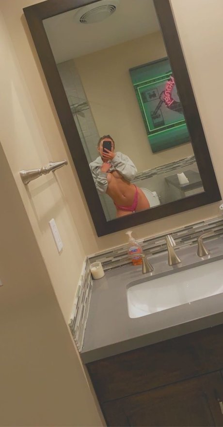 Noah Cyrus model nice images