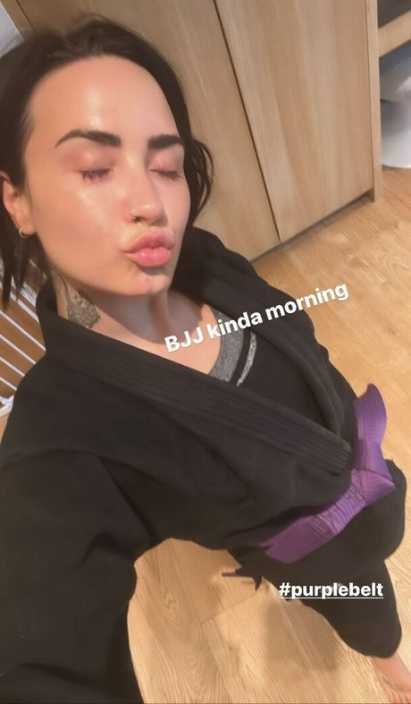 Demi Lovato erotic star pics