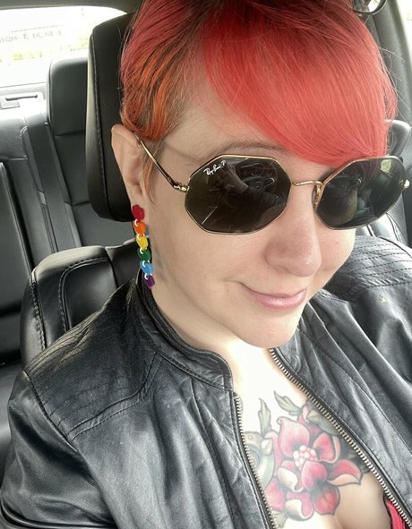 PushingUpRoses model art galleries