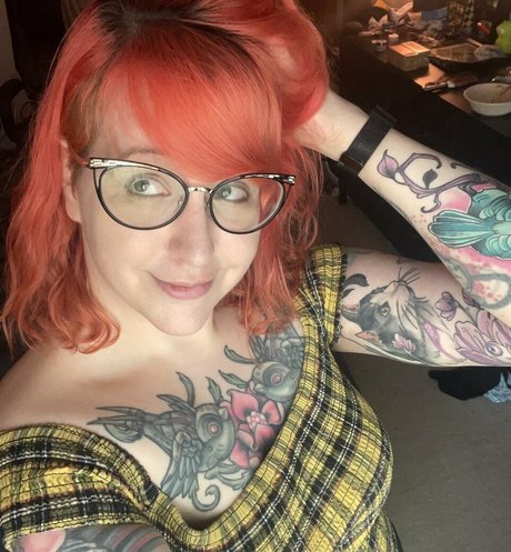 PushingUpRoses model pretty pic