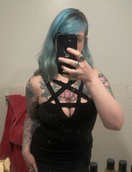 PushingUpRoses model nice pic