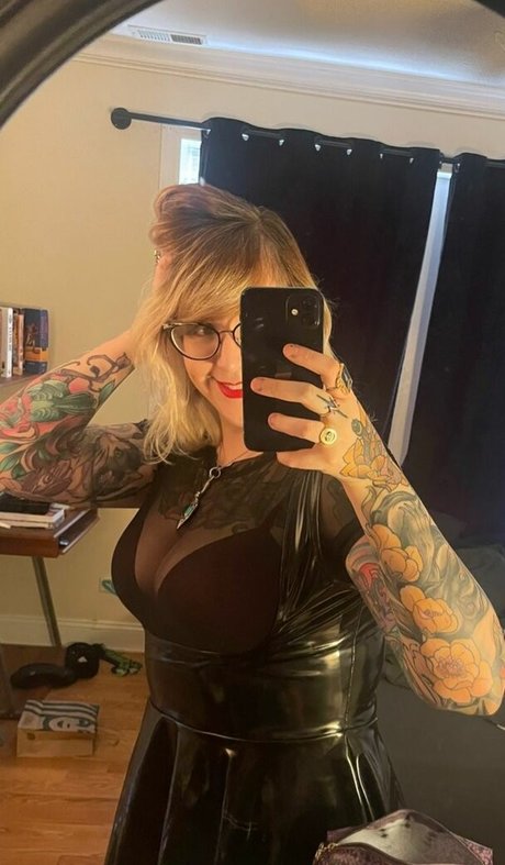 PushingUpRoses nudes model images