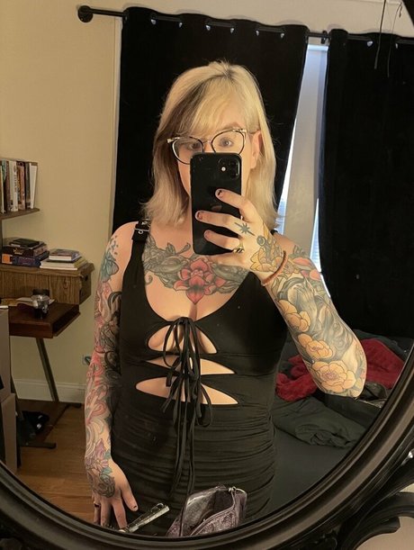 PushingUpRoses model naked picture