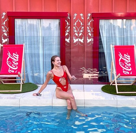 AlaiaJeanneau porn actress archive